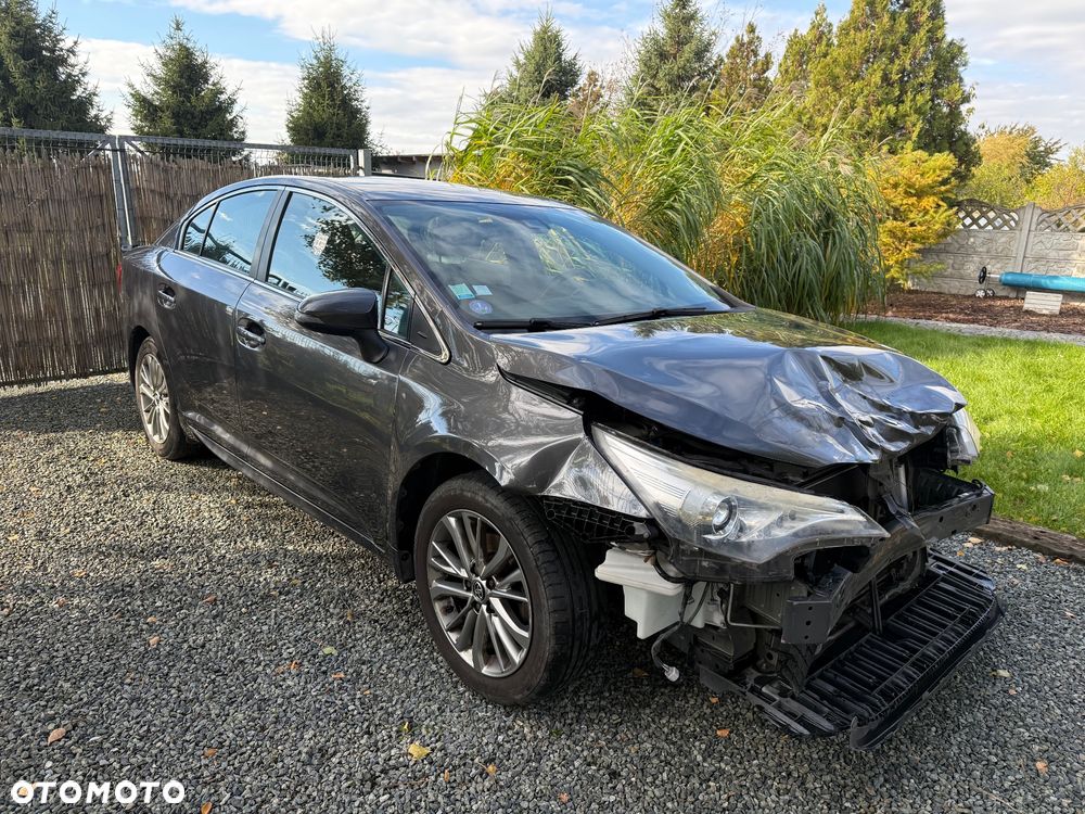 Toyota Avensis 1.6 Premium - 16