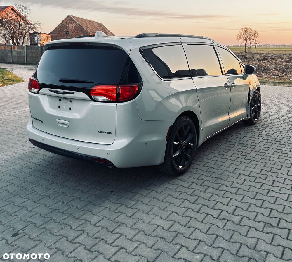 Chrysler Pacifica - 10