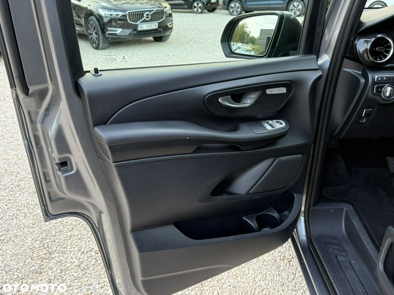 Mercedes-Benz Klasa V - 12