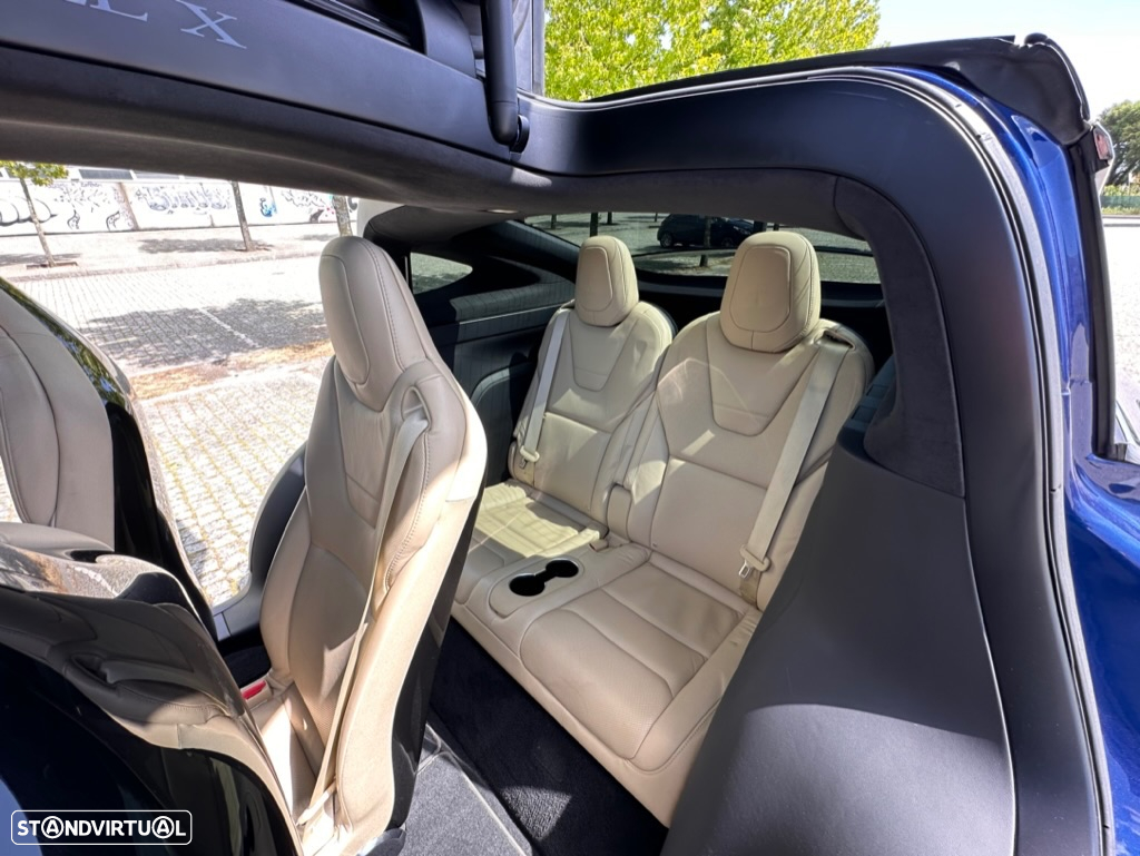 Tesla Model X 90D - 21