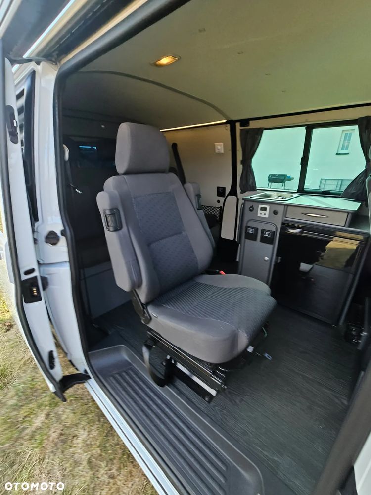 Volkswagen Caravelle - 9