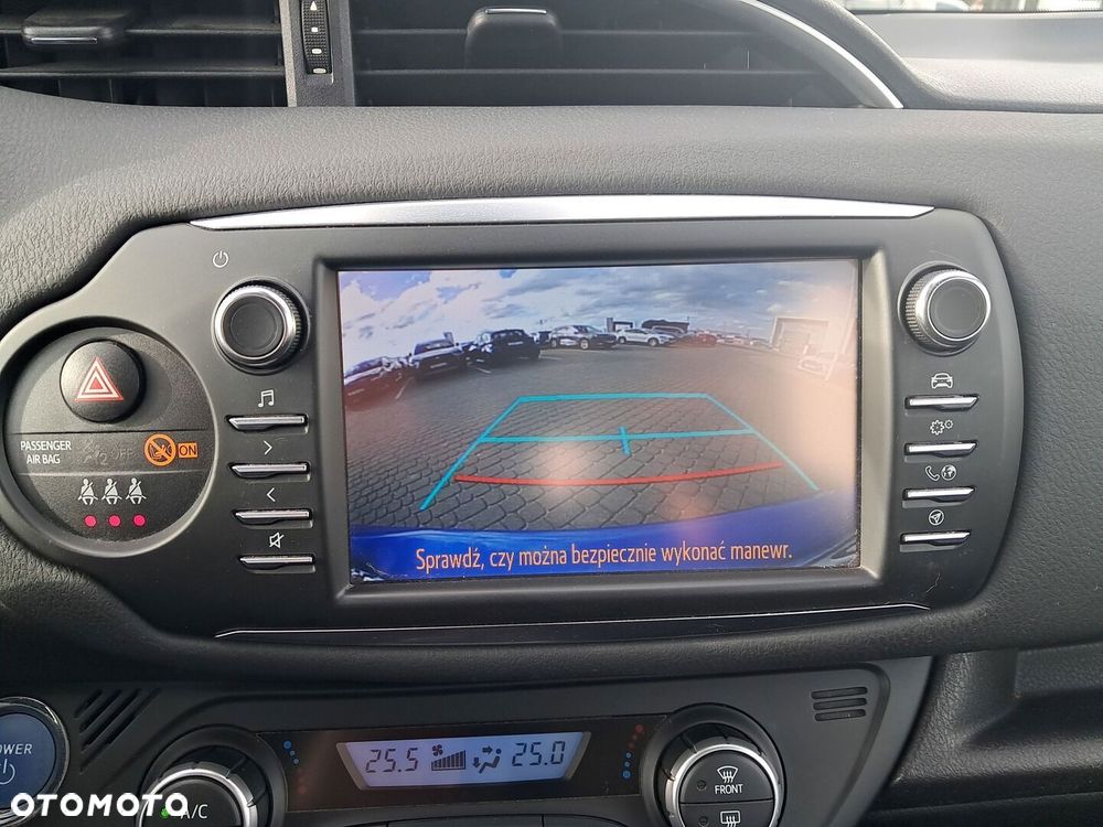 Toyota Yaris Hybrid 100 Dynamic - 25