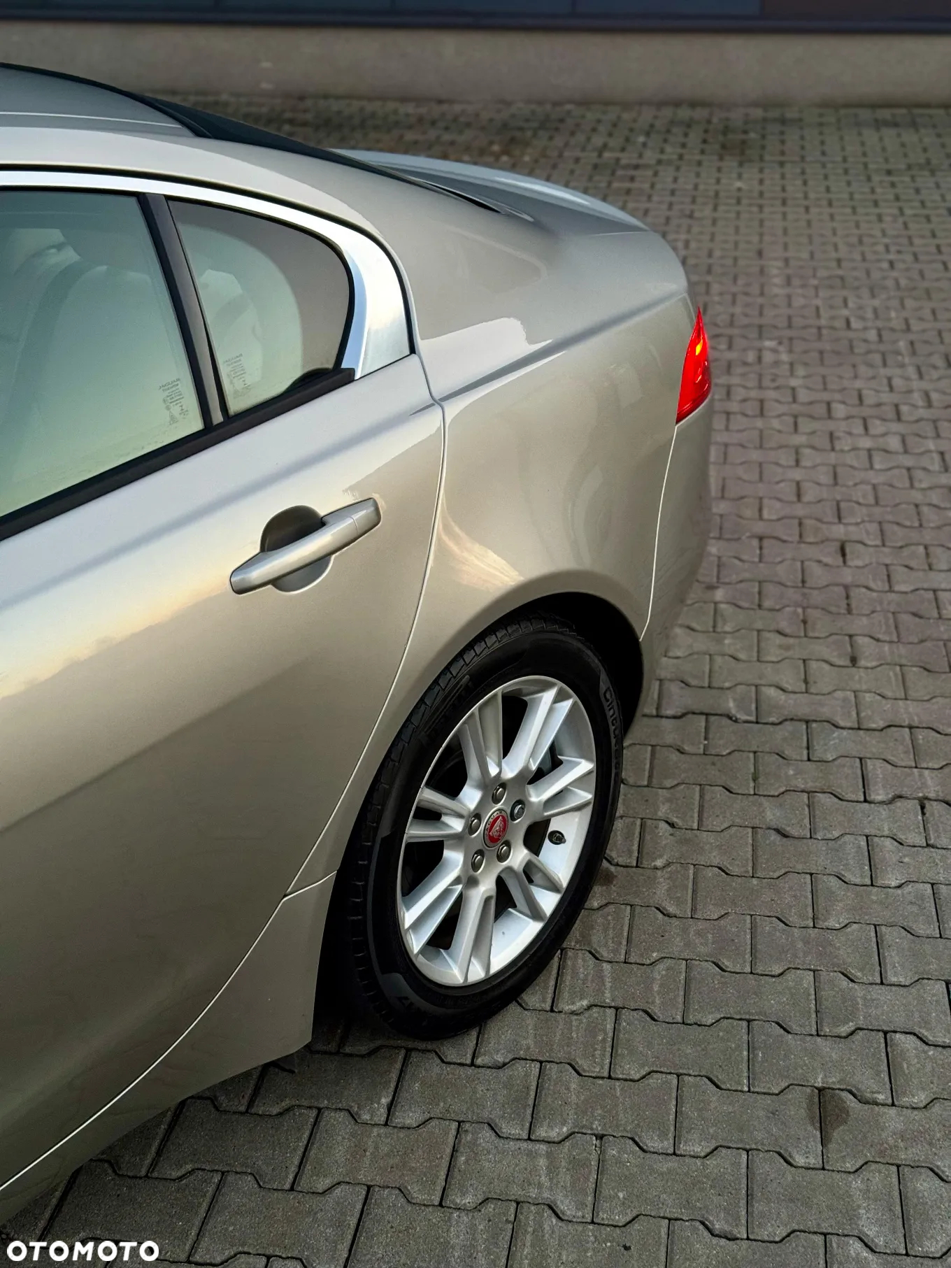 Jaguar XE 2.0 P250 HSE - 4