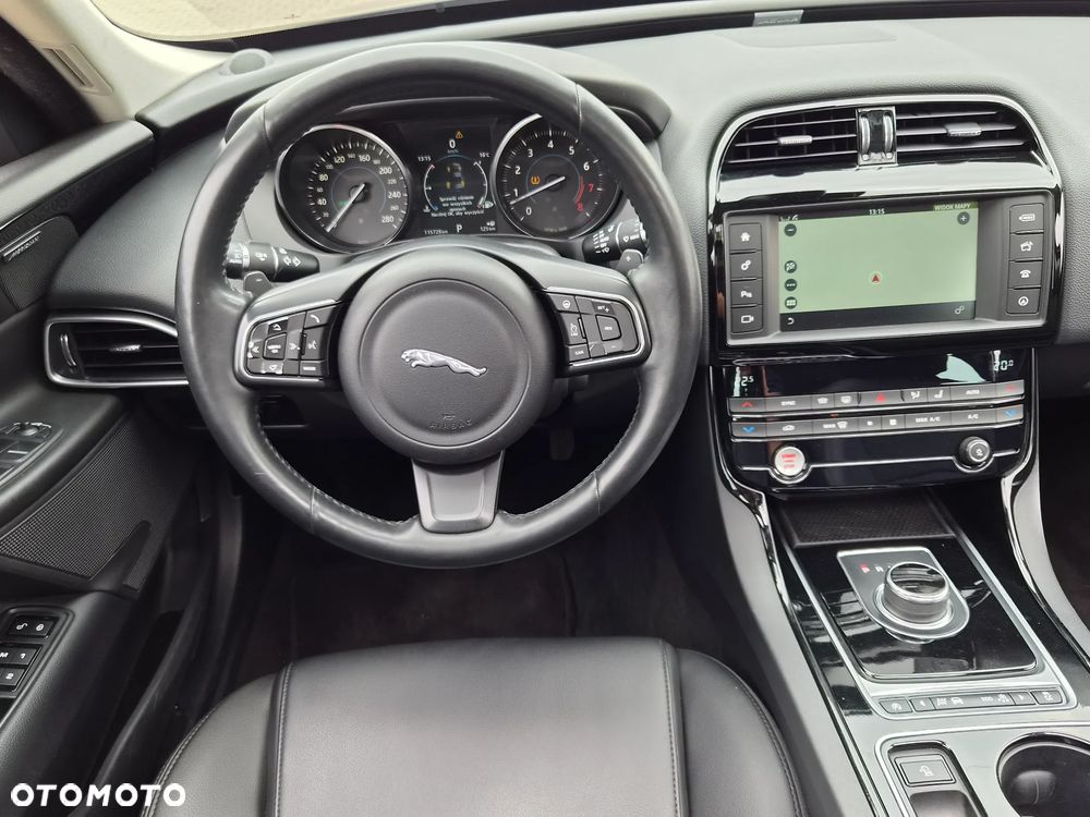 Jaguar XE 2.0 T Prestige - 7