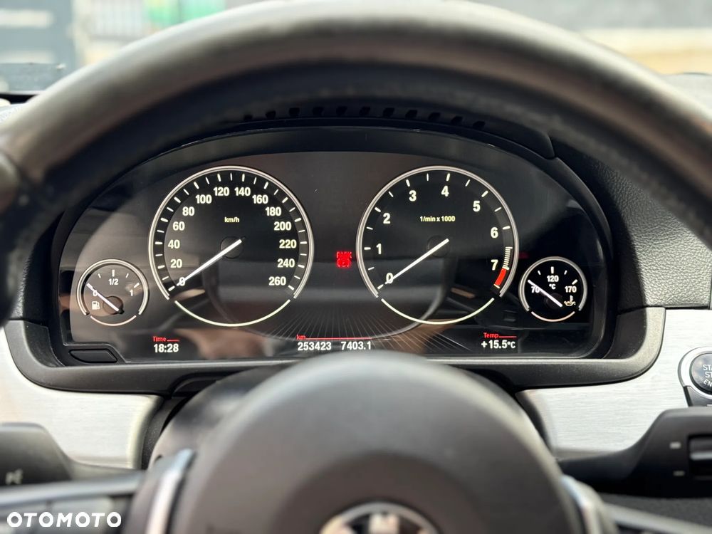 BMW Seria 5 528i xDrive - 12