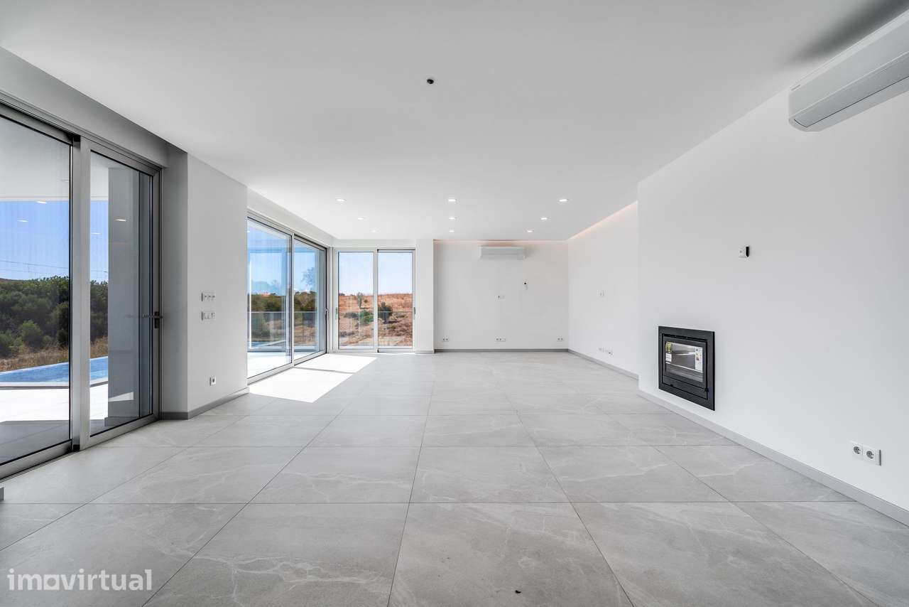Moradia Contemporânea T3 com Escritório | Estômbar, Lagoa - Grande imagem: 4/51