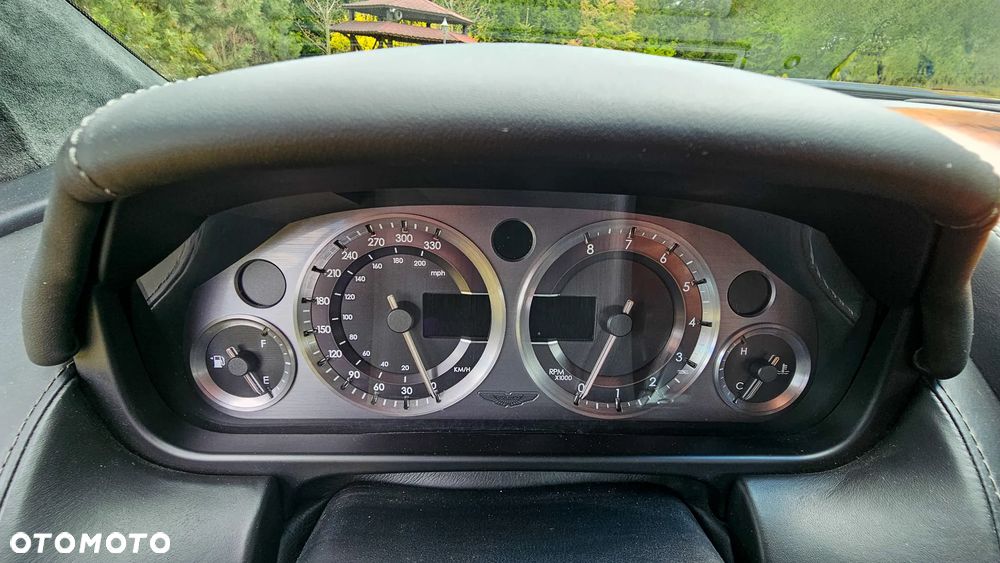 Aston Martin DB9 Standard - 17