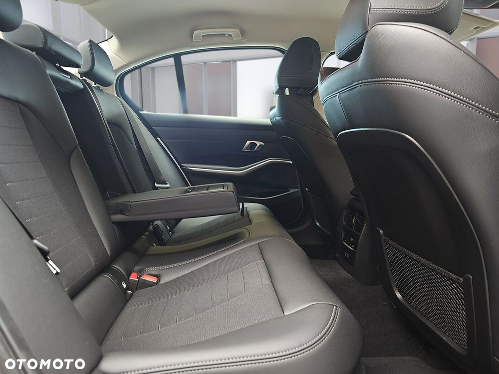 BMW Seria 3 318i - 21