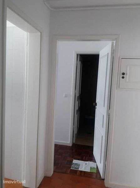 Apartamento T1 Amplo - Arrendar - Grande imagem: 2/8