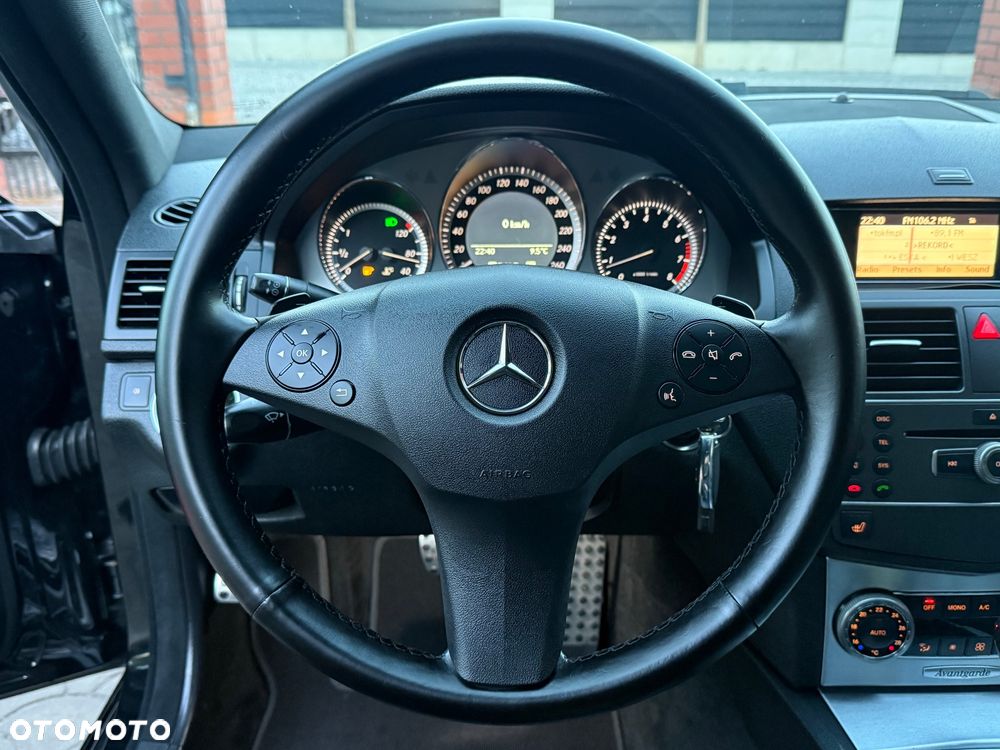 Mercedes-Benz Klasa C 180 CGI Automatik BlueEFFICIENCY Avantgarde - 18