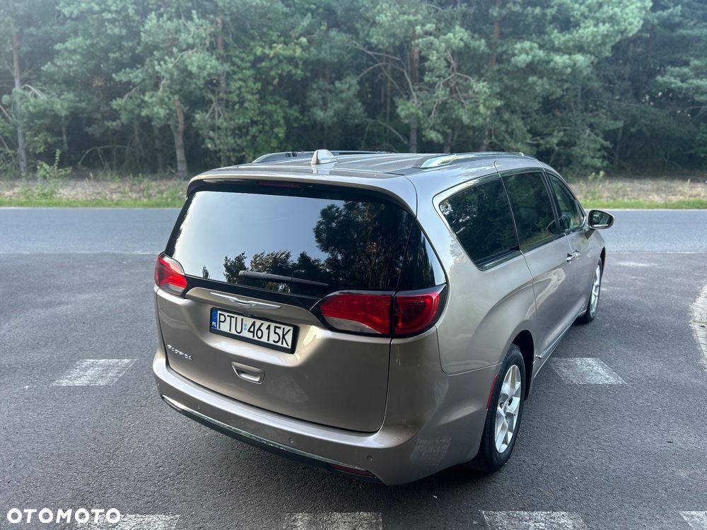 Chrysler Pacifica - 16