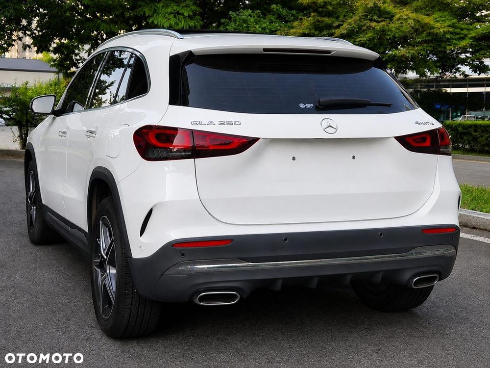 Mercedes-Benz GLA 250 4Matic 8G-DCT - 5