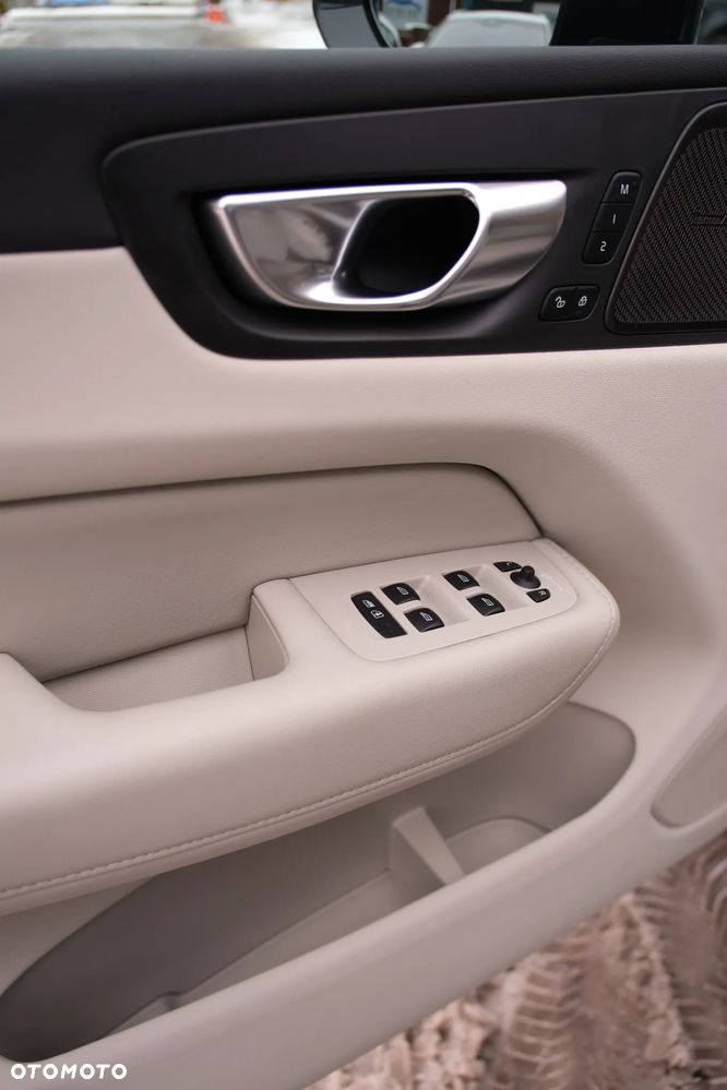 Volvo XC 60 B4 B Plus Dark - 20