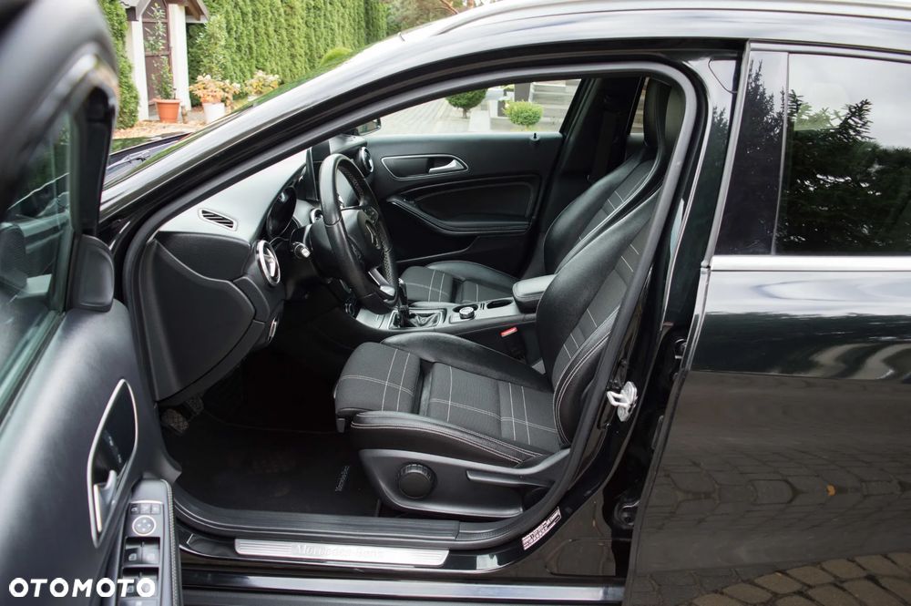 Mercedes-Benz GLA 180 UrbanStyle Edition - 18