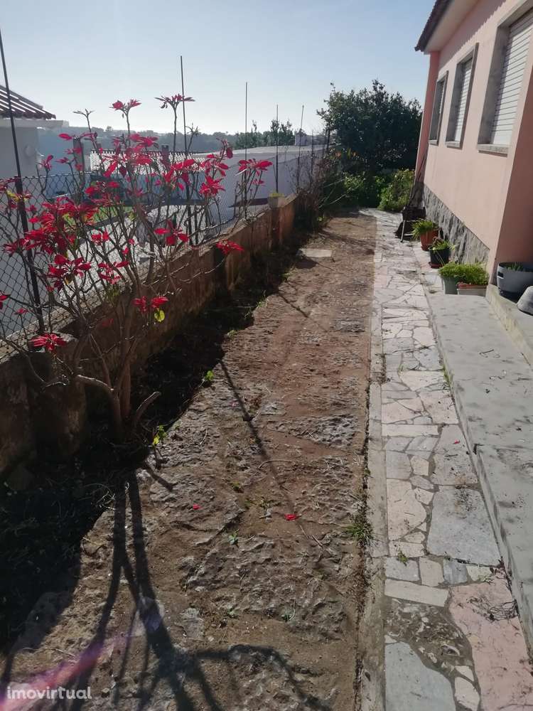 Moradia Térrea isolada na Amoreira Estoril com grande potencial. - Grande imagem: 4/11