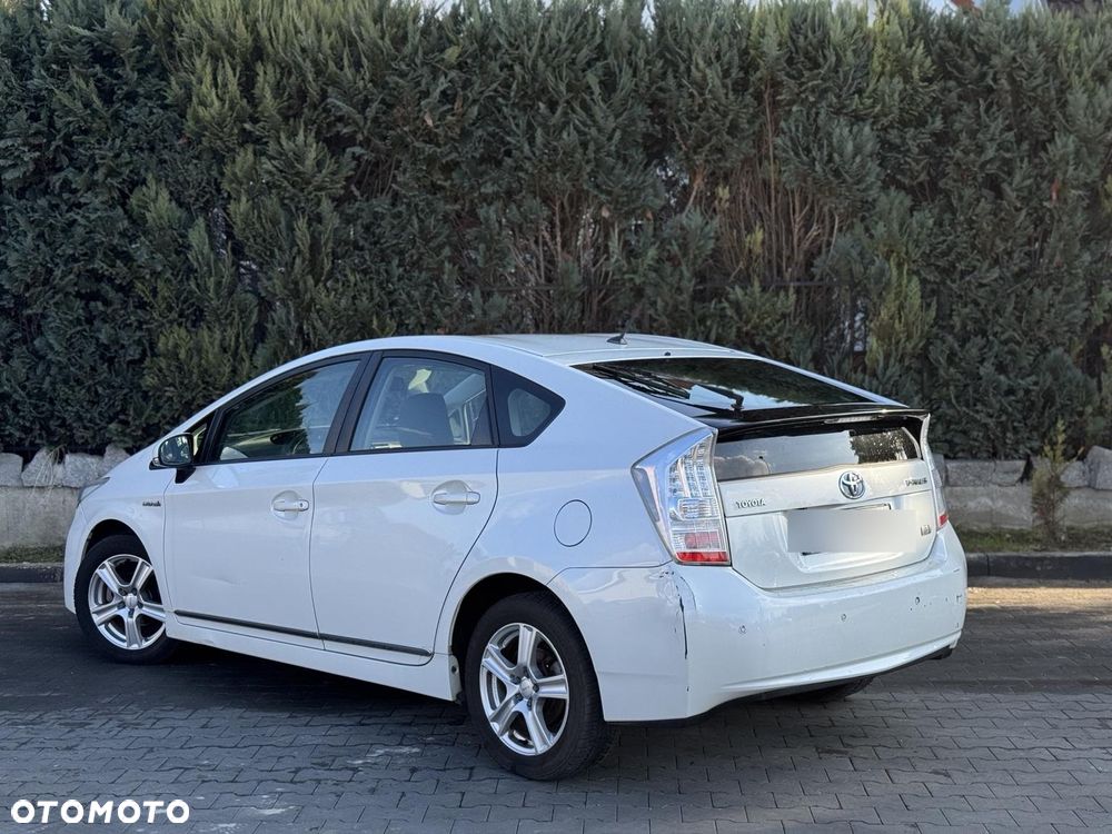 Toyota Prius (Hybrid) - 3