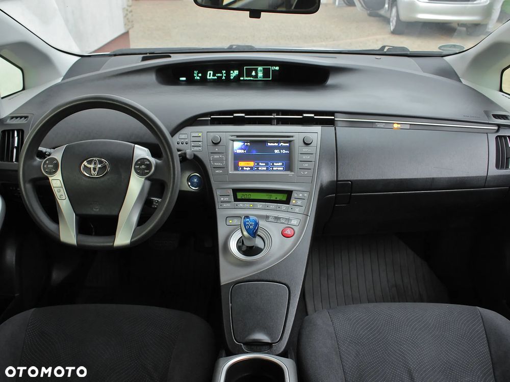 Toyota Prius (Hybrid) Life - 6