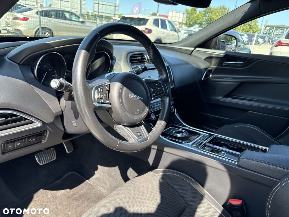 Jaguar XE - 11