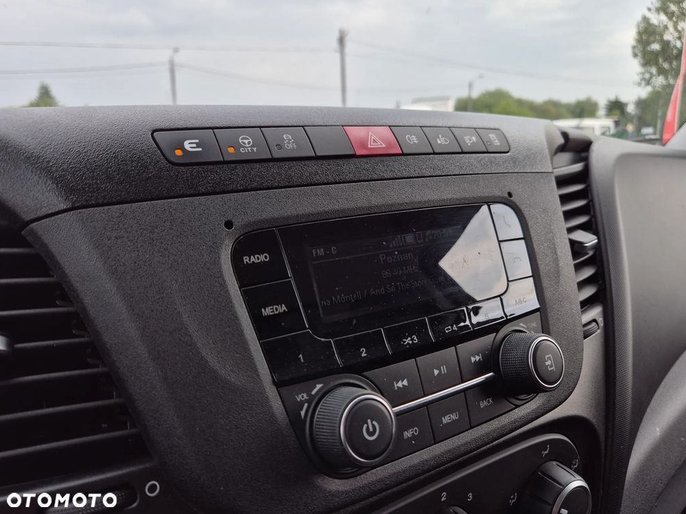 Iveco Daily 35S14 2.3 HPi, kontener 8PAL, winda 750KG, klimatyzacja - 16