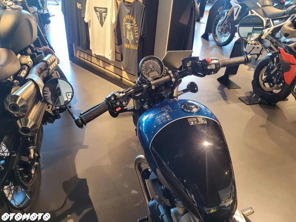 Triumph Bonneville Bobber - 4