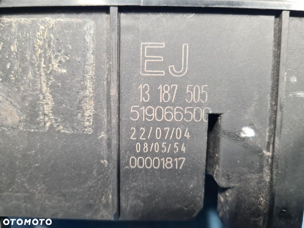 OPEL VECTRA C 3.0 GTS SKRZYNKA BEZPIECZNIKÓW 13187505 --- - 8