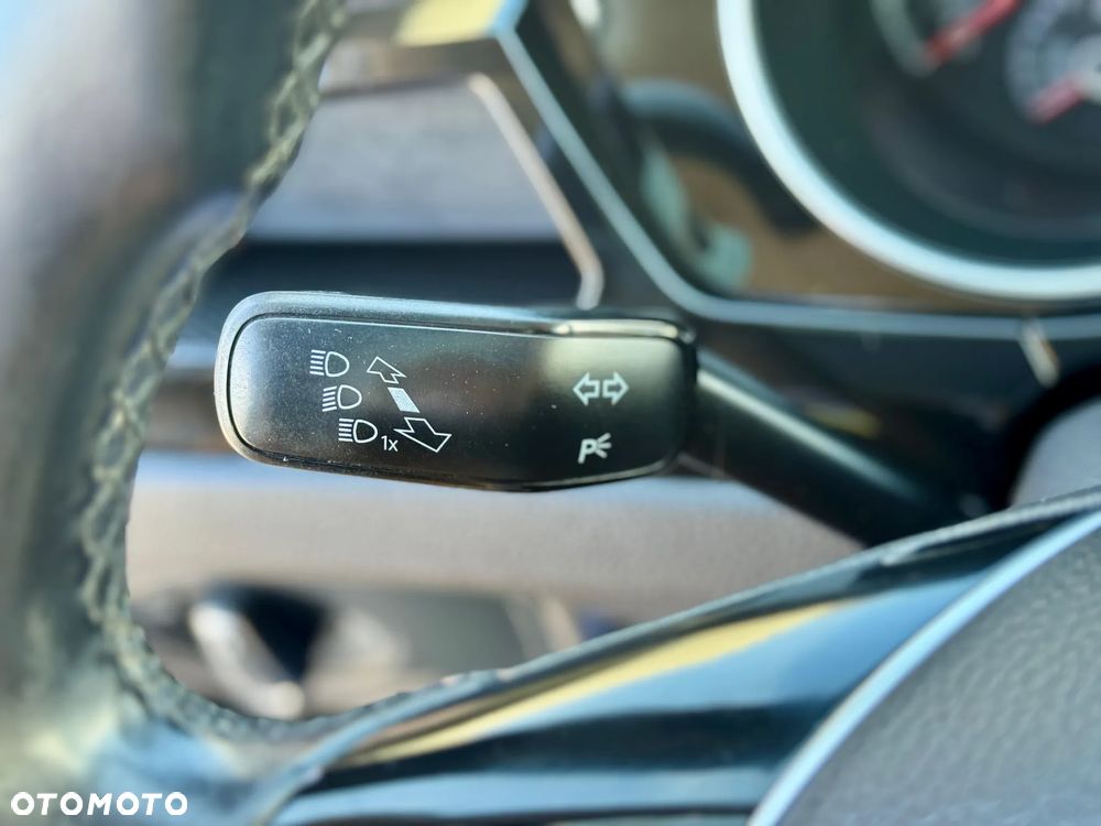 Volkswagen Touran 2.0 TDI SCR (BlueMotion Technology) DSG Highline - 38