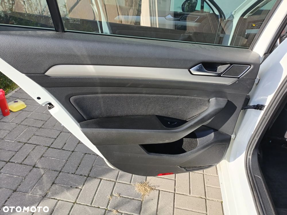 Volkswagen Passat Variant 2.0 TDI (BlueMotion Technology) Trendline - 12