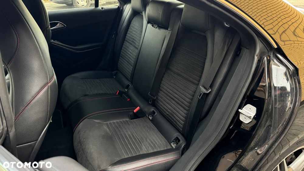 Mercedes-Benz CLA 180 7G-DCT AMG Line - 39