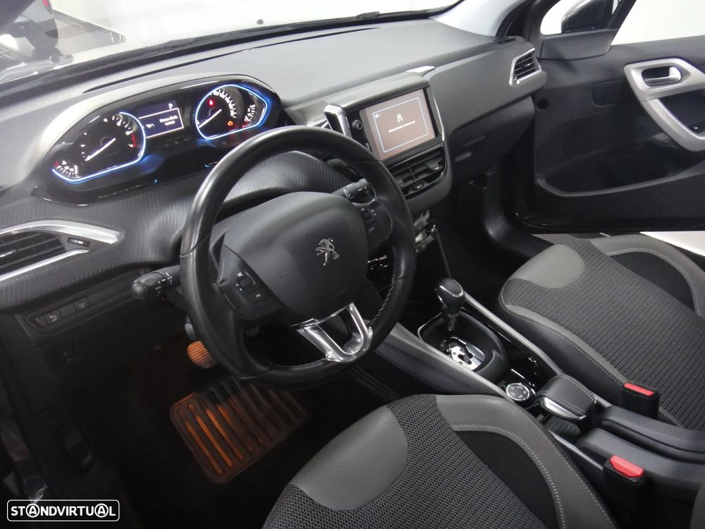 Peugeot 2008 PureTech 110 Stop&Start EAT6 Allure — fotografia 11