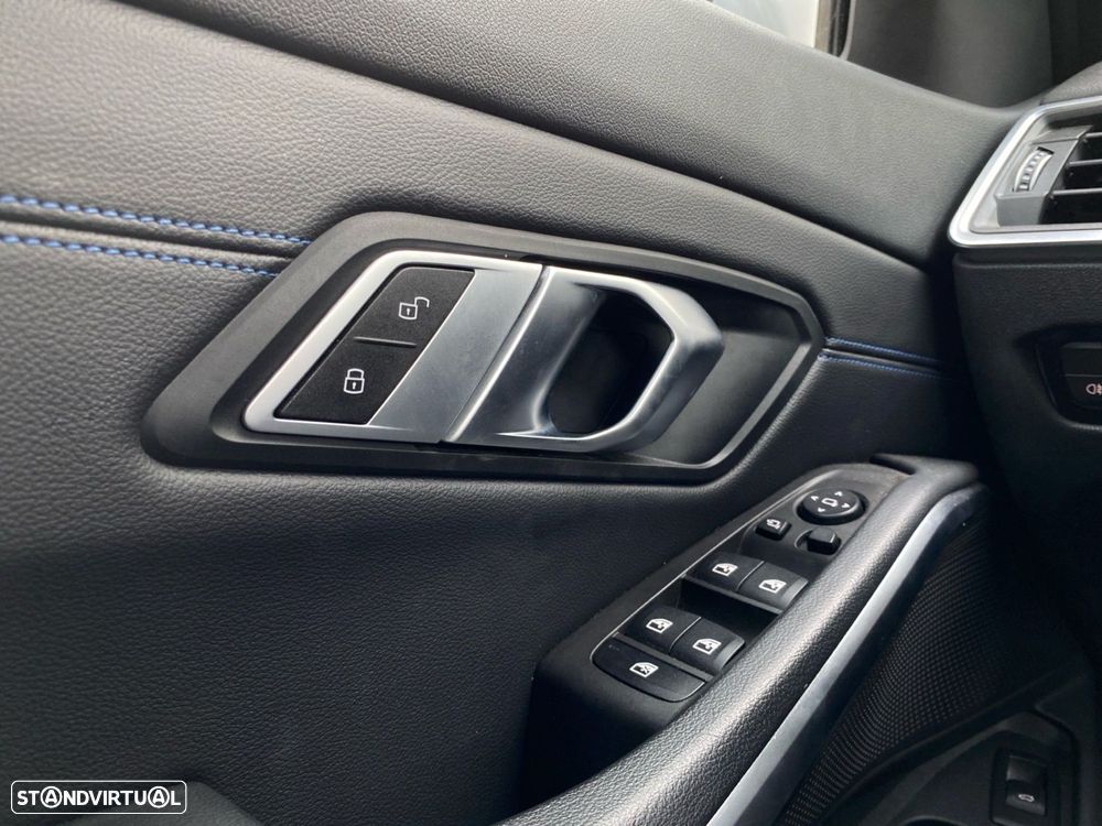 BMW 320 d Touring Pack Desportivo M Auto - 13
