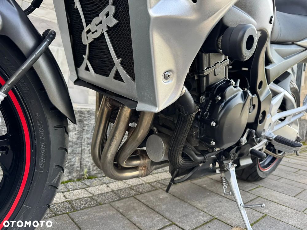 Suzuki GSR - 32