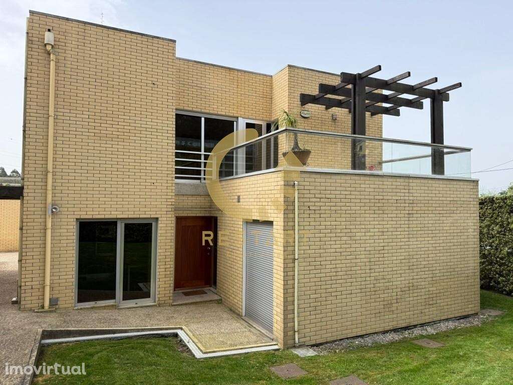 Moradia T4 Triplex em condomínio fechado com piscina - Grande imagem: 2/47