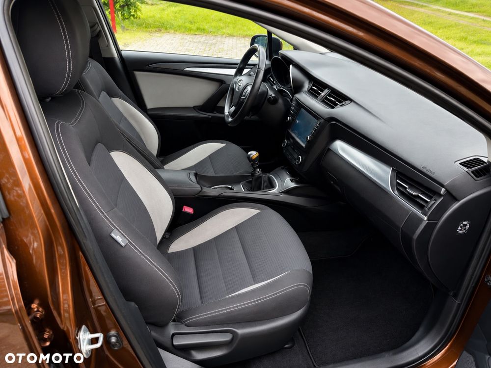 Toyota Avensis 2.0 D-4D Premium - 21