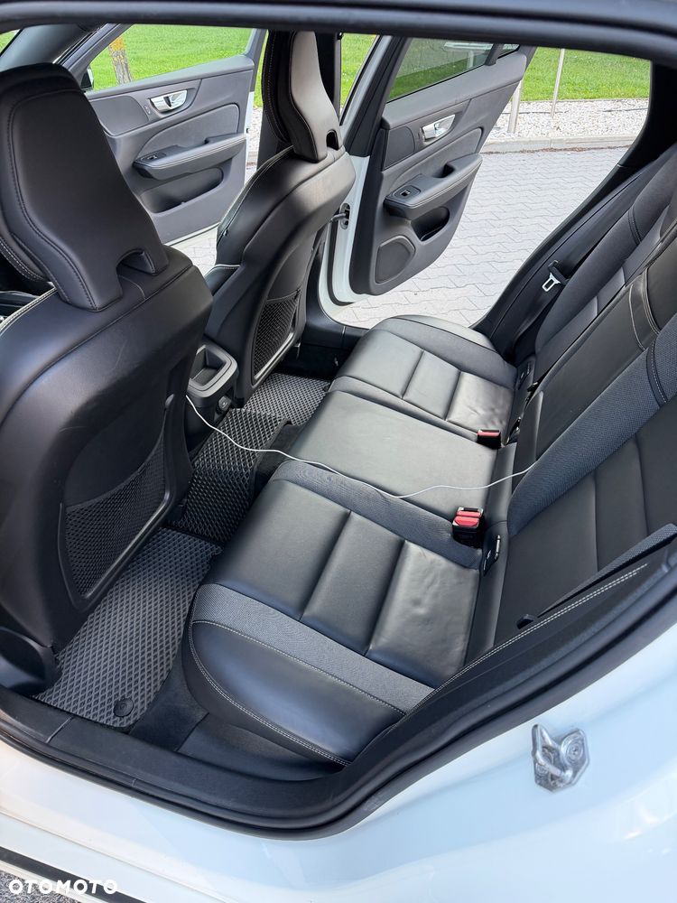 Volvo V60 B3 B R-Design - 16