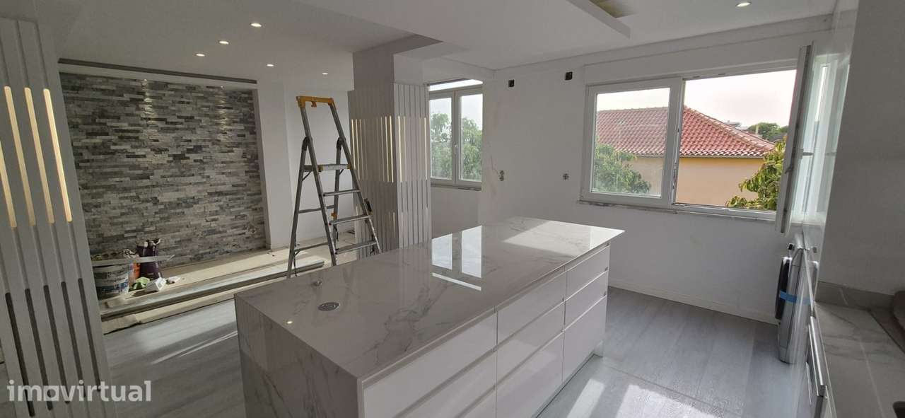 Apartamento T2 totalmente remodelado em Queijas - Grande imagem: 5/25