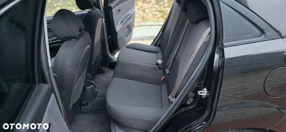 Kia Rio 1.4 Family + - 10