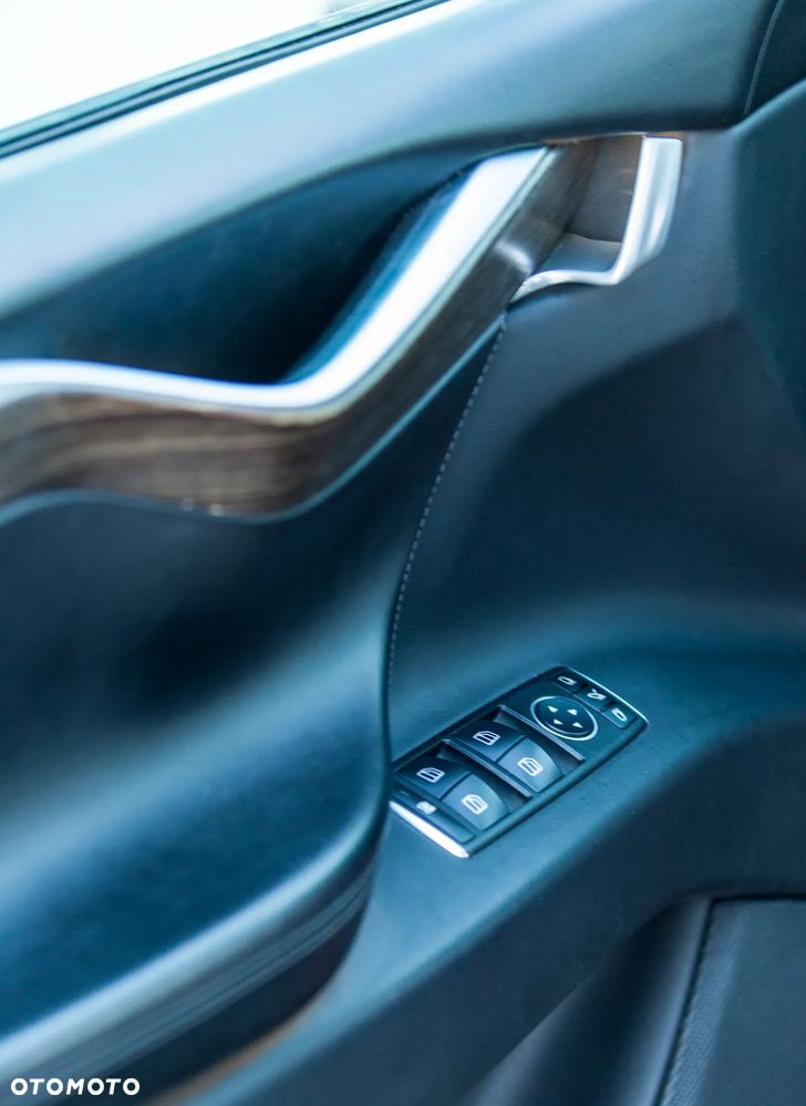 Tesla Model X 90 D - 25