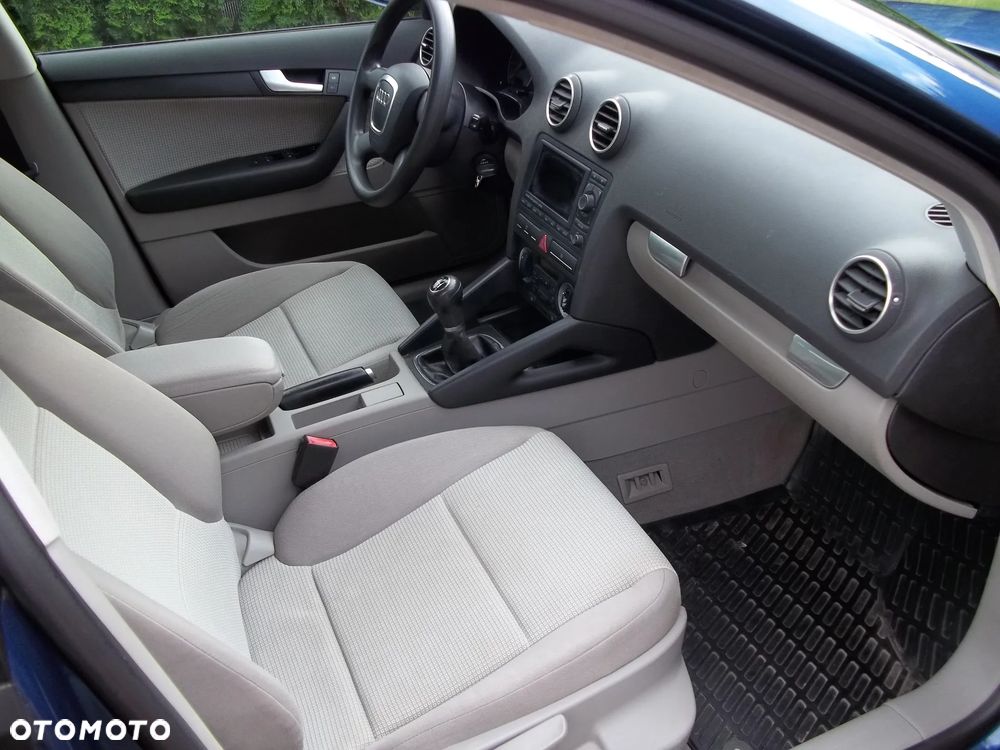 Audi A3 Sportback 1.6 FSI Ambiente - 9