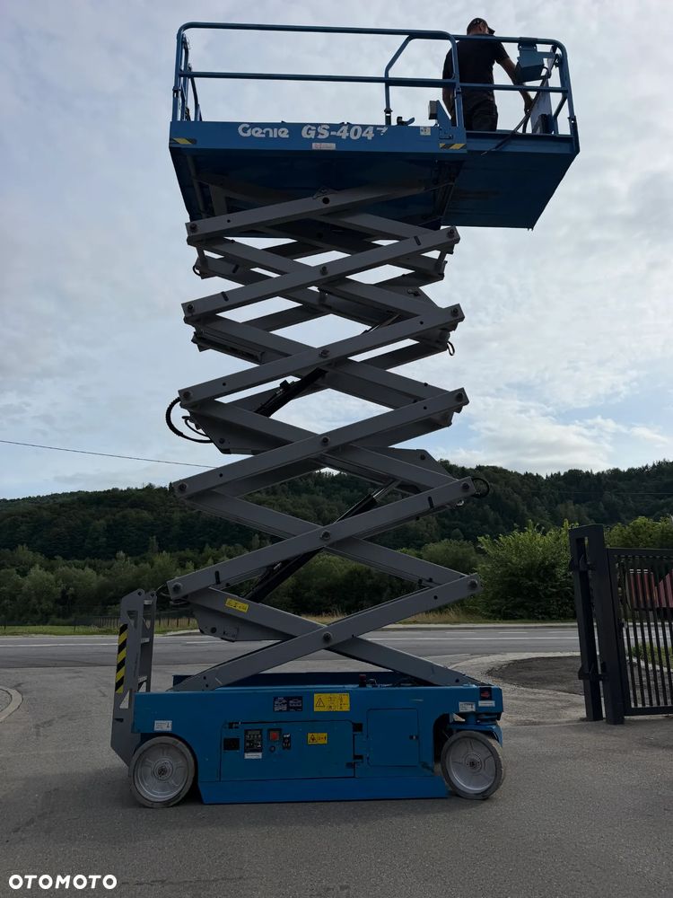 Genie GS-4047. Zwyżka Platforma Nożycowa 14 metrów wysokość robocza. Podnośnik przywieziony z Norwegii praktycznie zerowe zużycie. Pracował w urzędzie komunalnym 1 raz w roku okres świąteczny! Udzwig 380 kg. Rozsuwany Balkon. Sterowanie góra dół. Akumlatory w świetnej kondycji z 2024 roku. Wielka Okazja! - 3