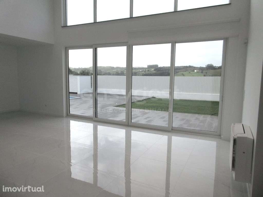 Moradia T4 Contemporânea com Piscina Aquecida na Lourinhã Elegância... - Grande imagem: 3/23