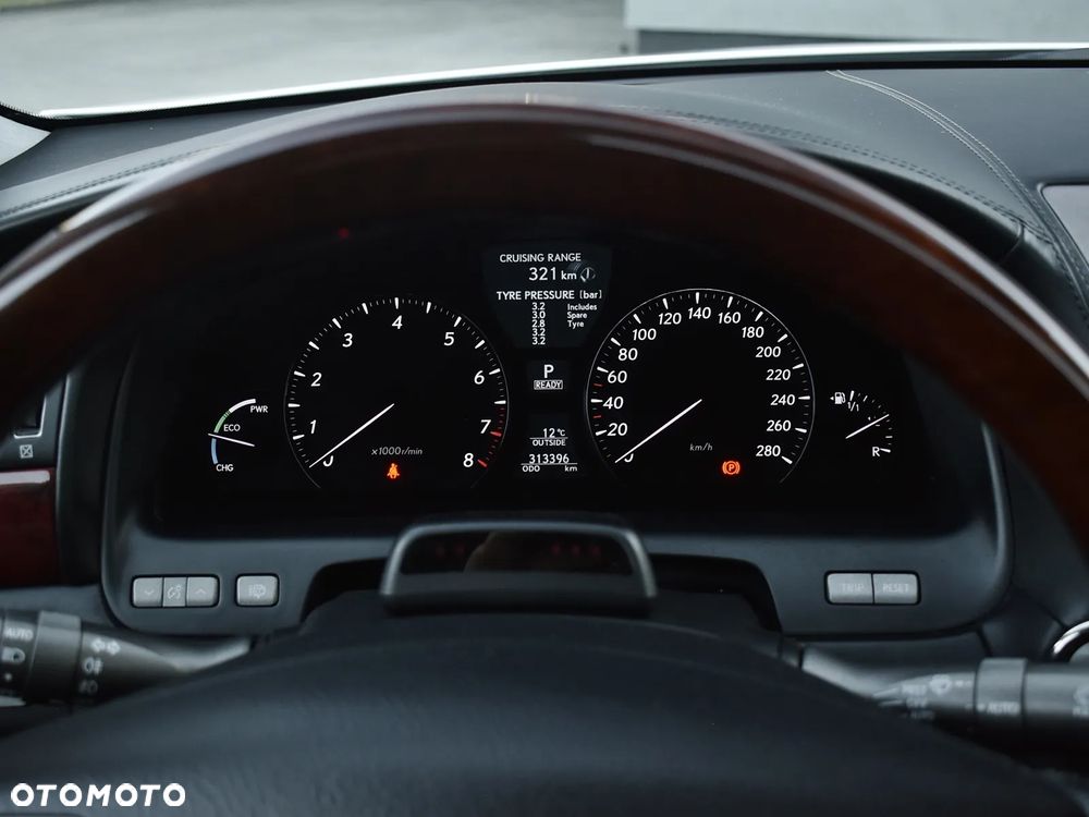 Lexus LS 600h Superior - 28