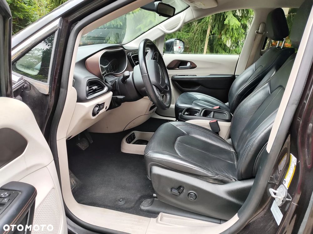 Chrysler Pacifica - 16