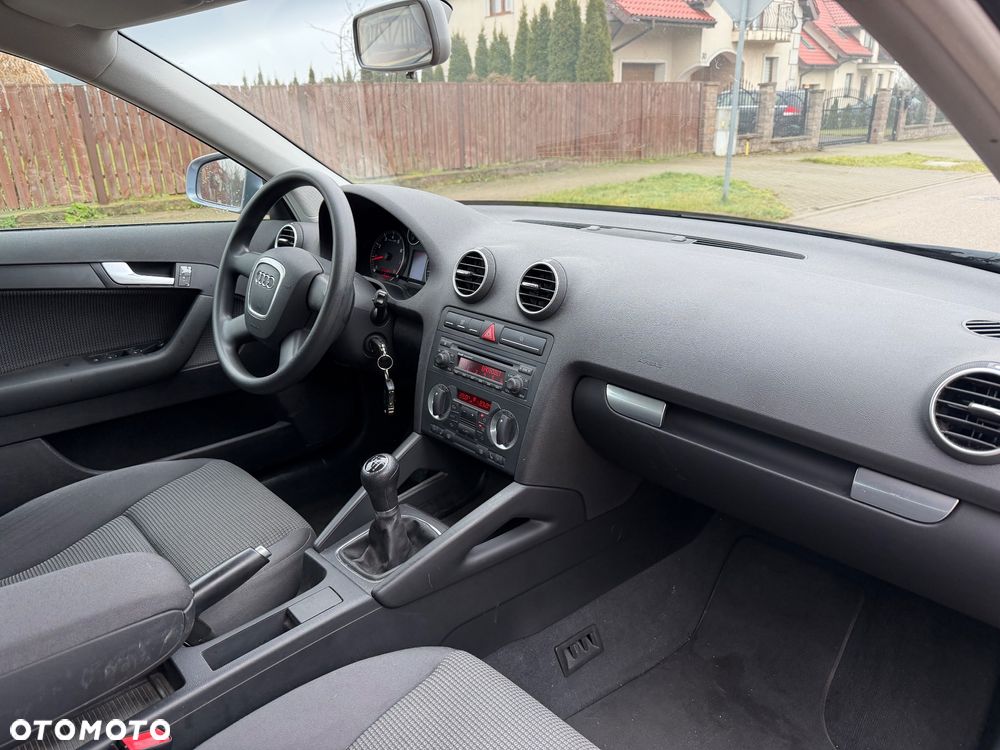 Audi A3 Sportback 1.6 FSI Ambiente - 31