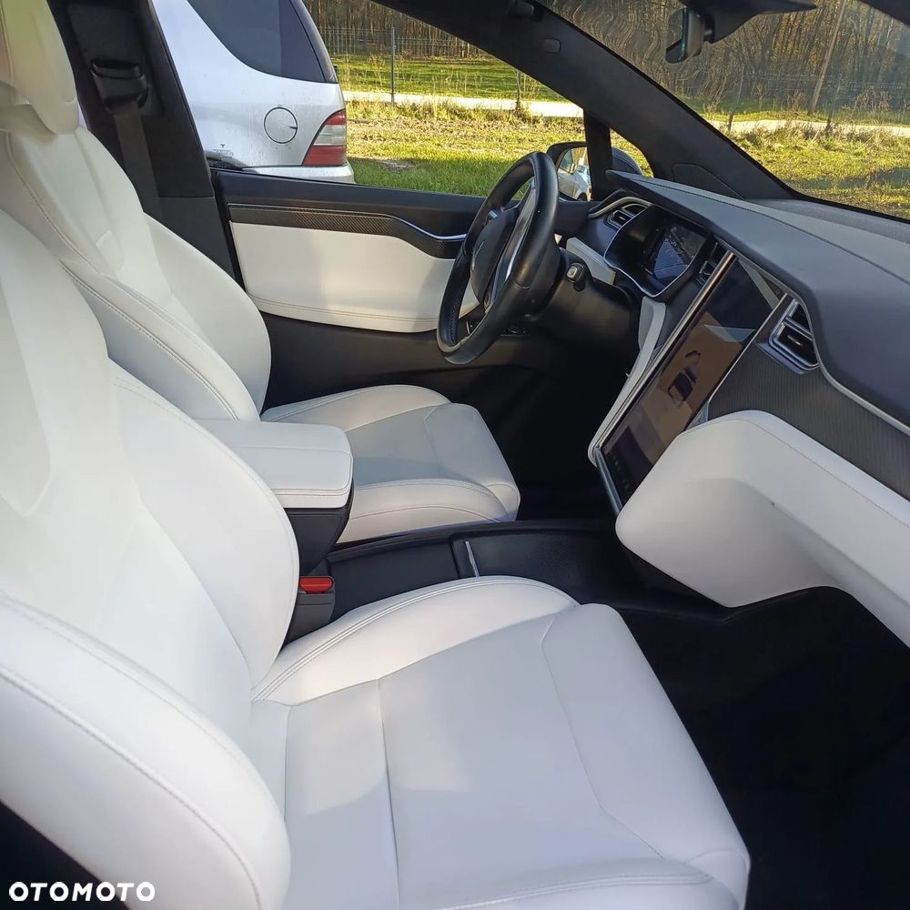Tesla Model X - 18