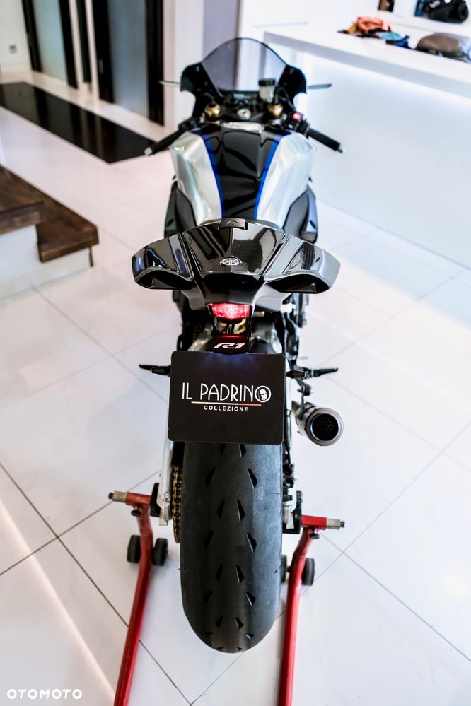 Yamaha R1 - 32