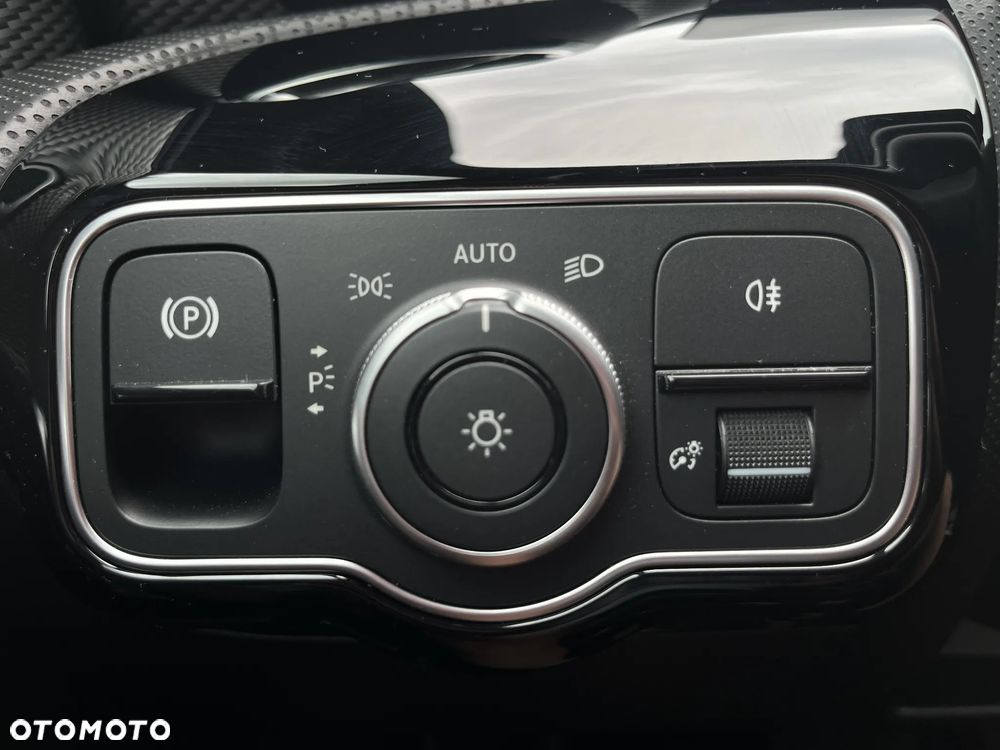 Mercedes-Benz CLA 180 Progressive 7G-DCT - 16