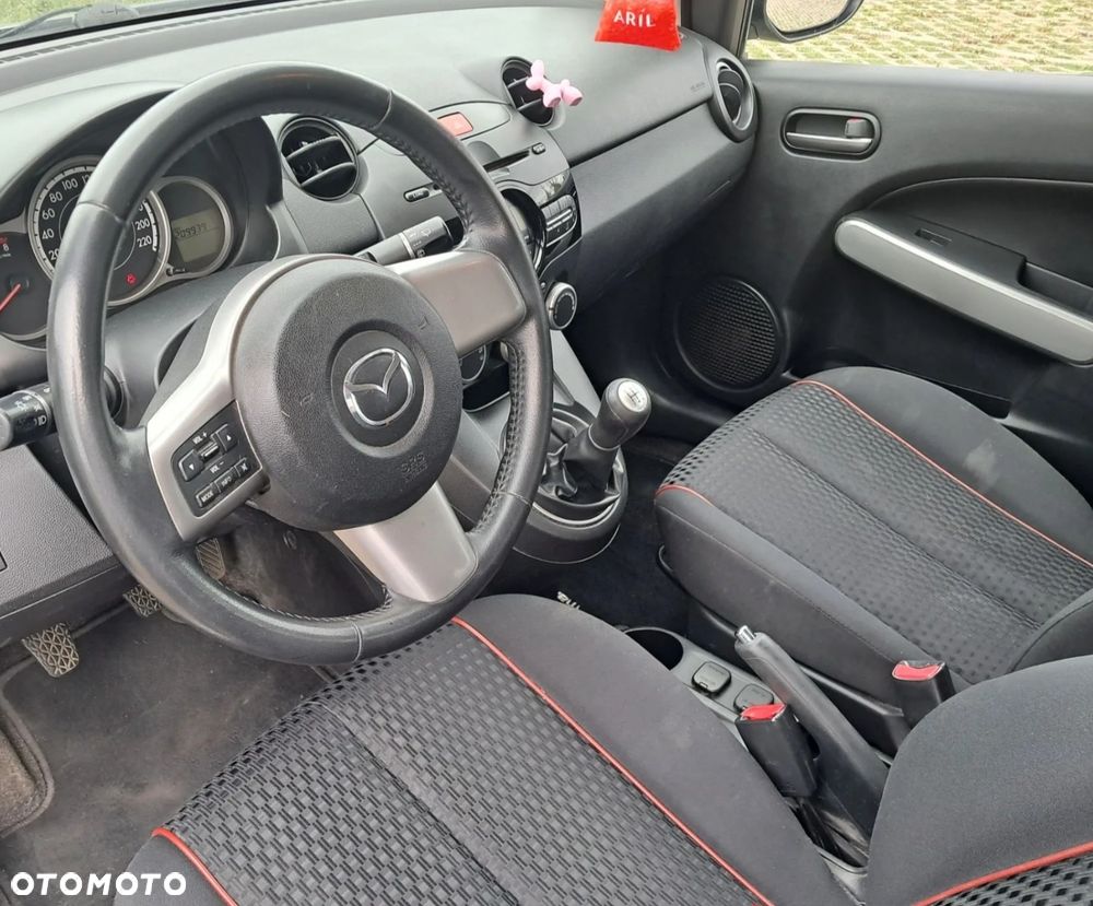 Mazda 2 2012 photo 4
