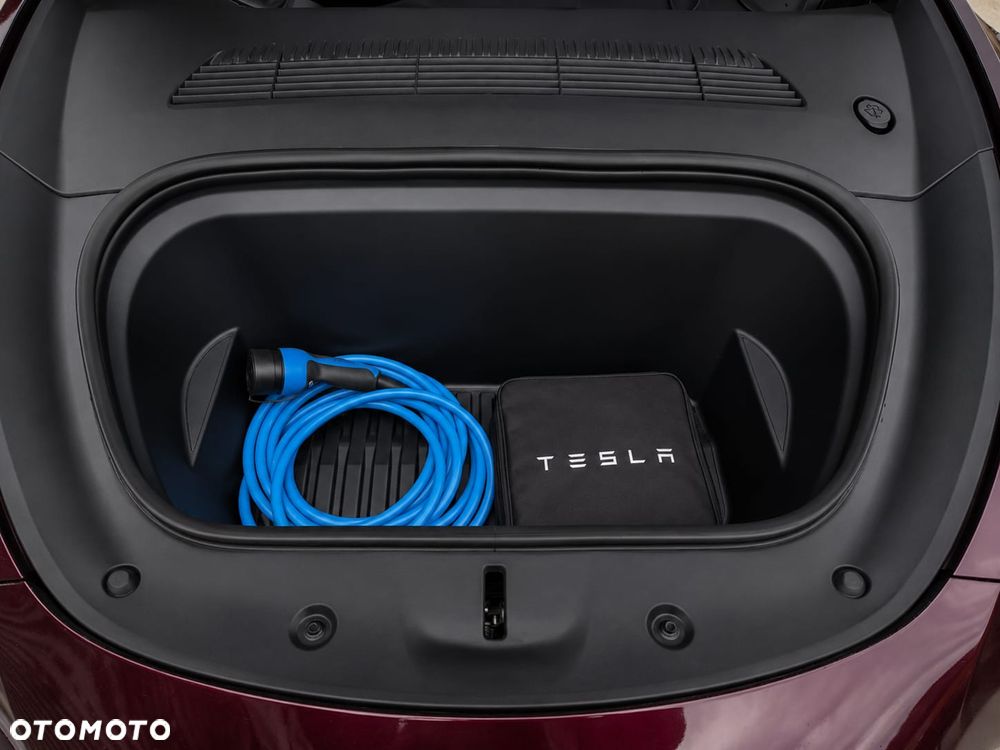 Tesla Model Y - 8