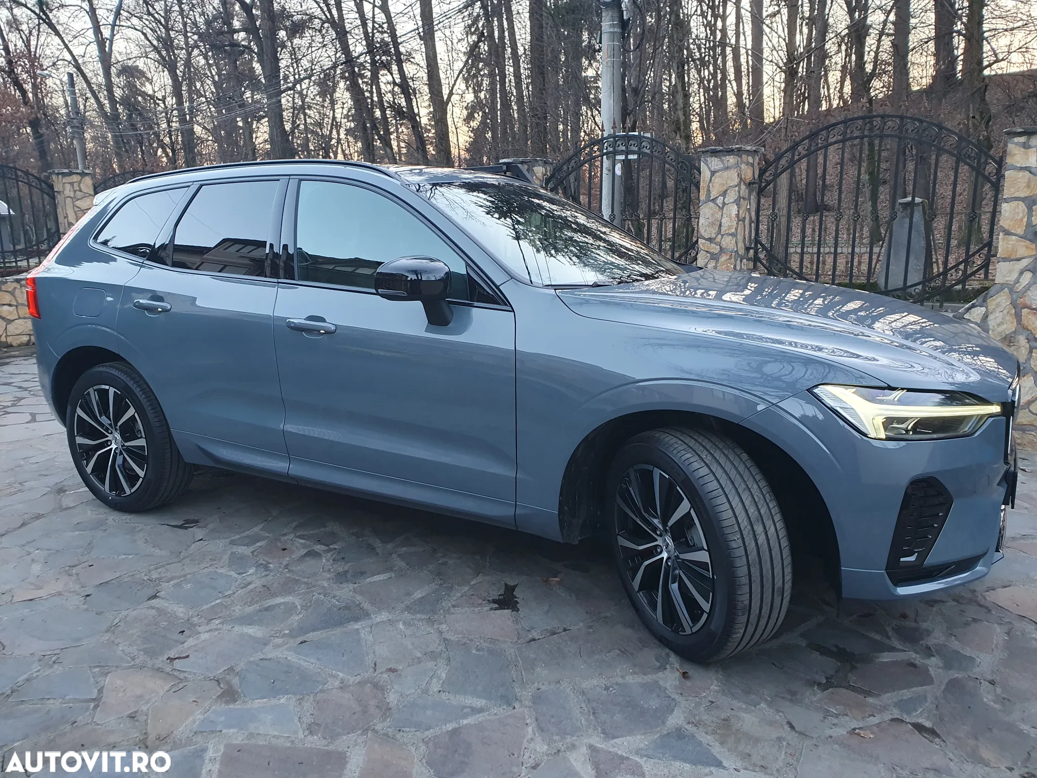 Volvo XC 60 B4 MHEV AT FWD Plus Dark - 2