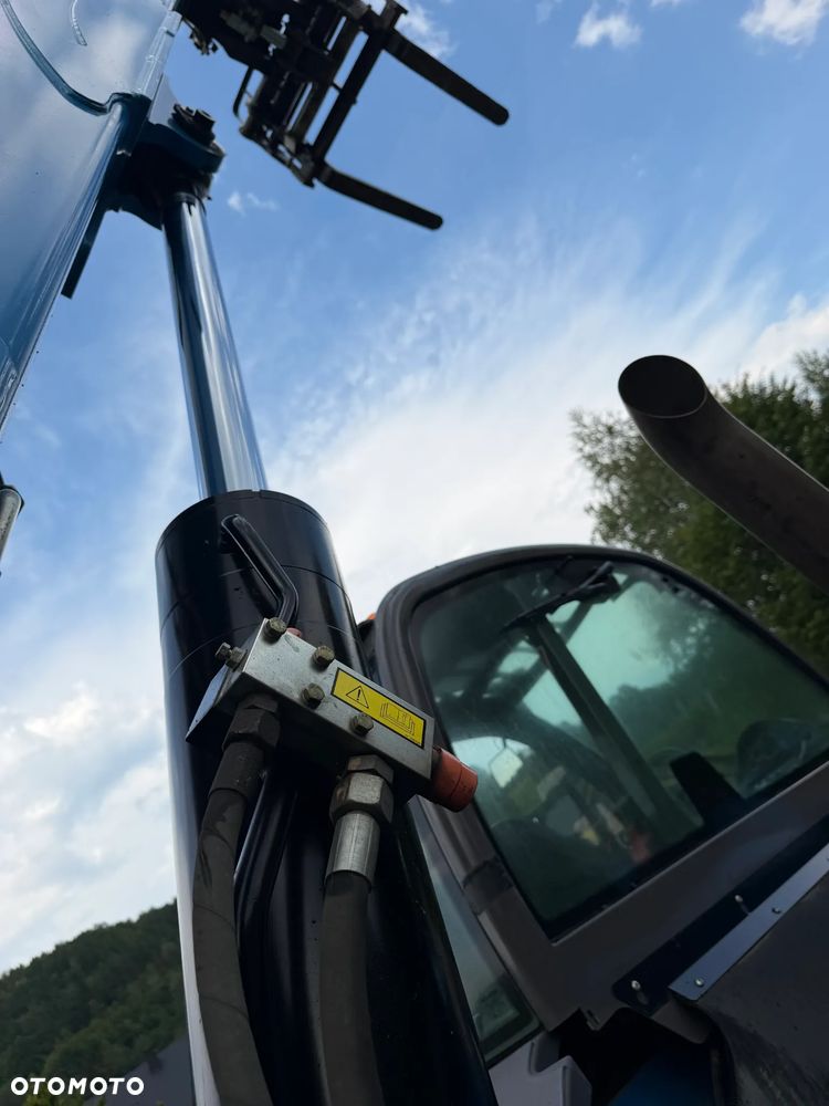 Manitou MT1440. Ładowarka Teleskopowa 14 metrów wysuw! UDŹWIG 4 TONY! Przebieg 2900 mtg. Maszyna jak Nowa z SALONU. 2017 rok. z Norwegii z Gospodarstwa rolnego! Silnik PERKINS Turbo 110 km. Aktualne Serwisy w Dekra. Nowy Model sterowane wszystko z 1 dżojstika. Ani deka luzów czy wycieku. OKAZJA! Jazda REWERS + 4 biegi. Skręt 3 tryby. Wyjście Hydrauliczne na maszcie, Poziomowanie ośi stabilizatory! Wyjścia Hydrauliczne na maszt! Okazja Ani deka luzów i wycieków. Wersja Norweska. Wielka Okazja - 40